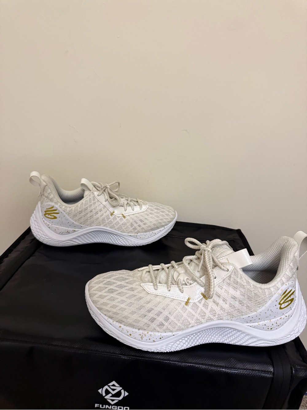 Under Armour Curry Flow 10 Team White Metallic Gold size 11
